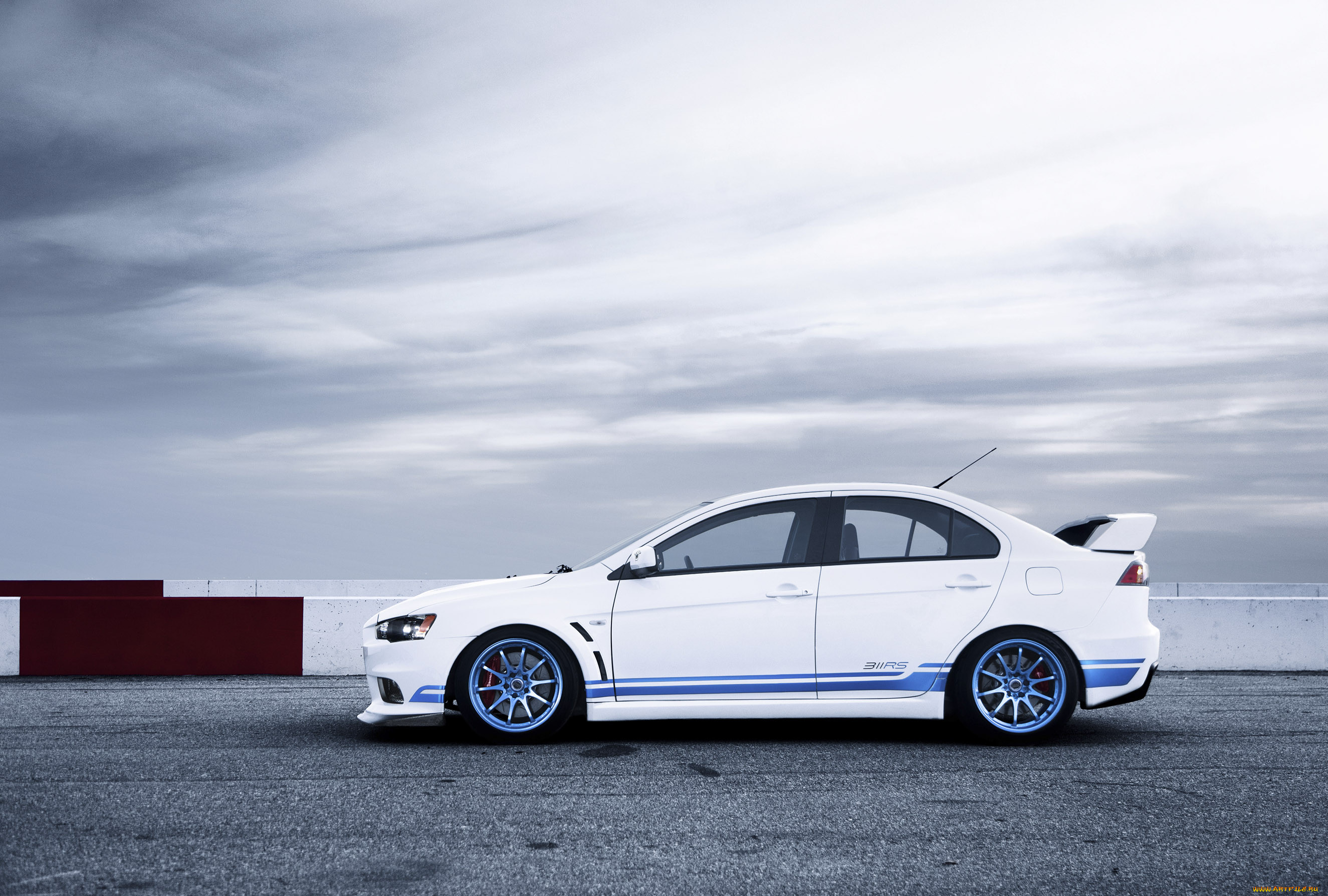 Evo white. Mitsubishi Lancer Evolution 10 White. Mitsubishi Lancer Evolution x. Митсубиси Лансер Эволюшн белый. Митсубиси Лансер 10 Эволюшн белый.